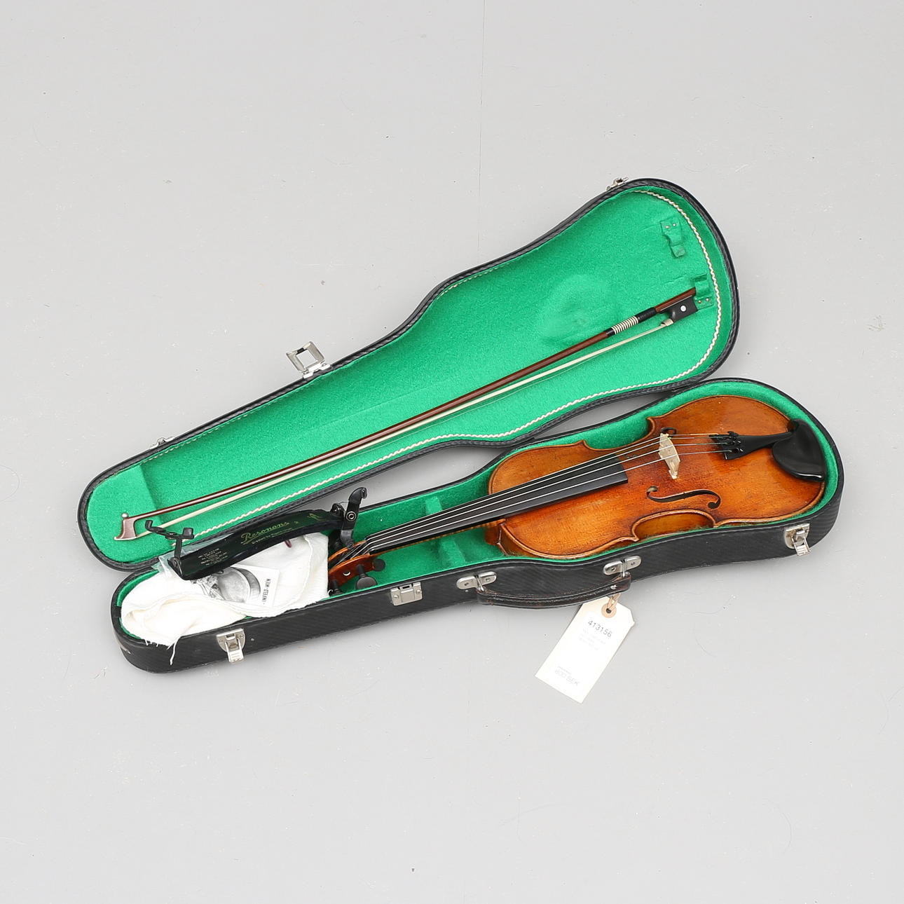 FIOL med stråke och väska, 1800/1900-tal.