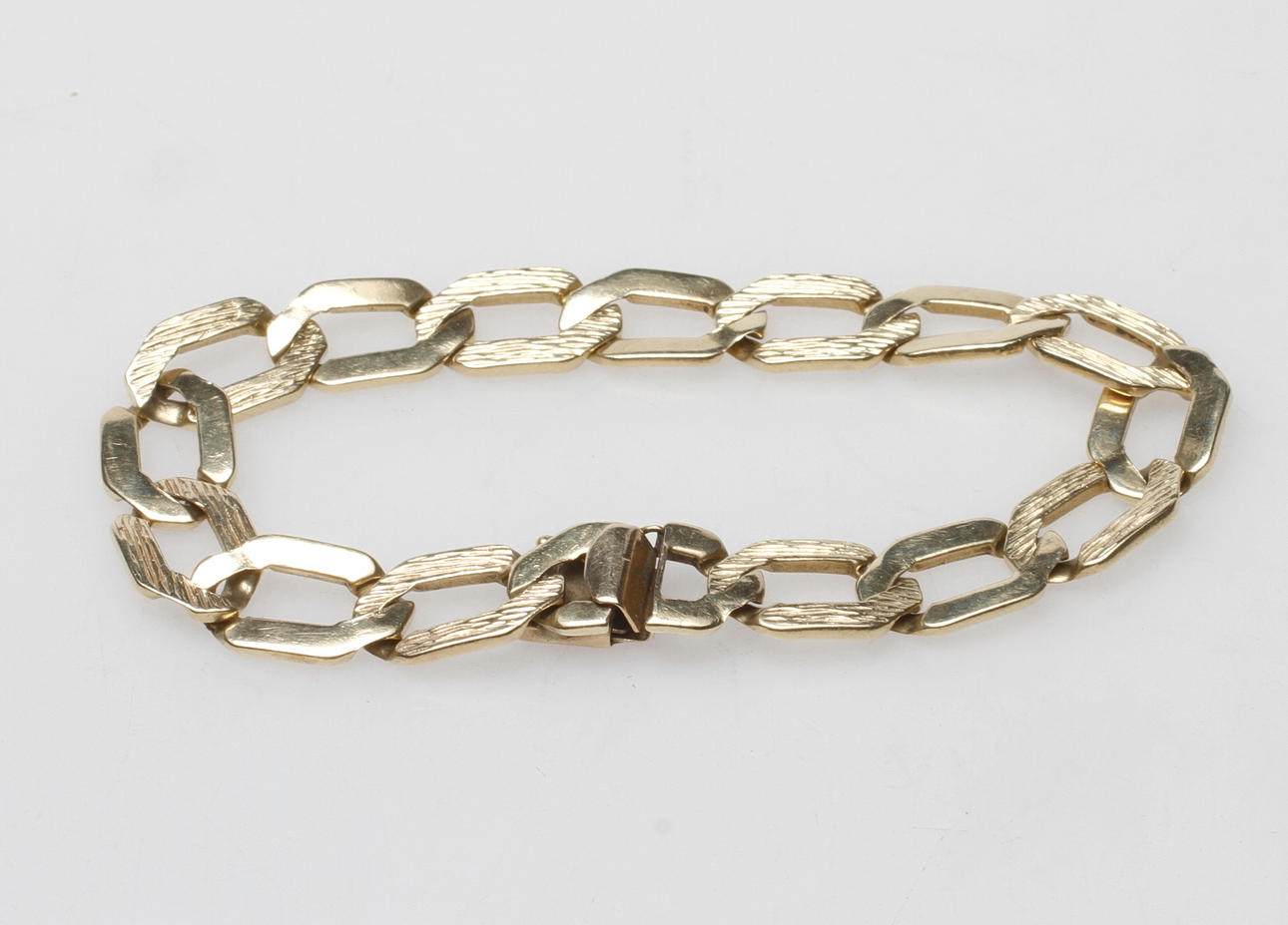 ARMBAND, 14k guld, vikt ca 33,8 gr.
