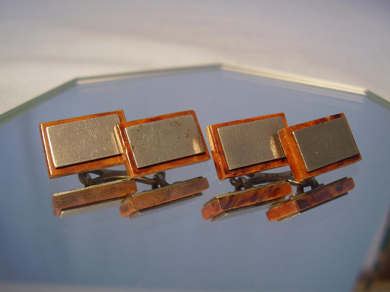 MANSCHETTKNAPPAR, cederträ och nysilver.