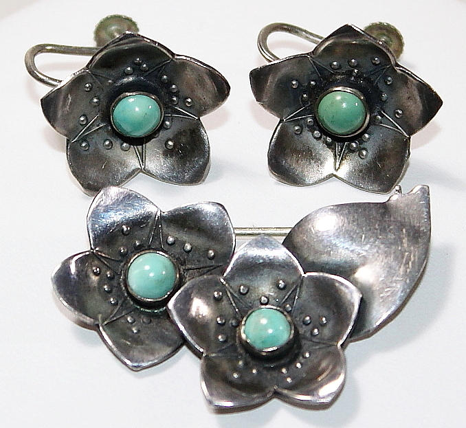 GERTRUD ENGEL. brosch samt örhängen, sterling silver, cabocholslipade malakiter, för A. Michelsen, Stockholm 1952.