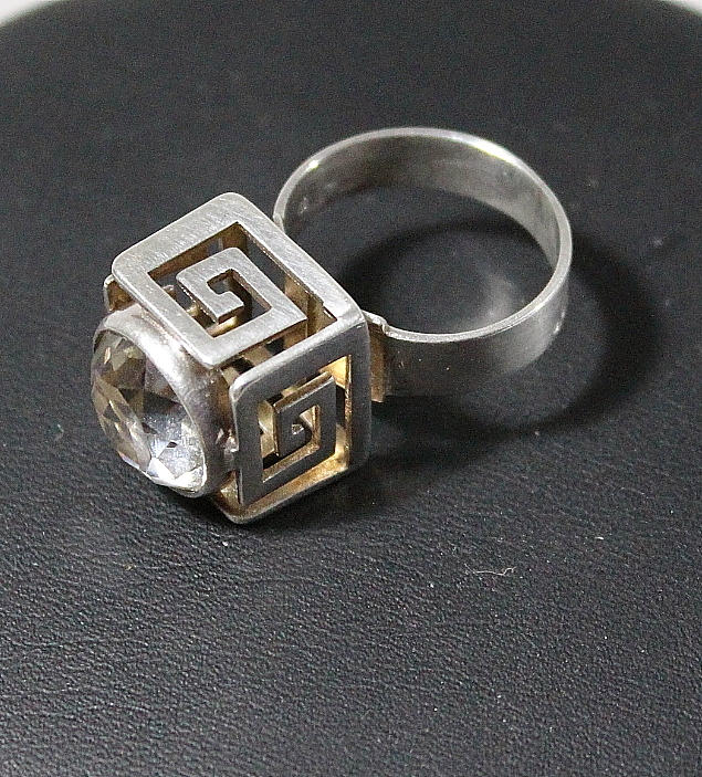 RING, silver med bergskristall.