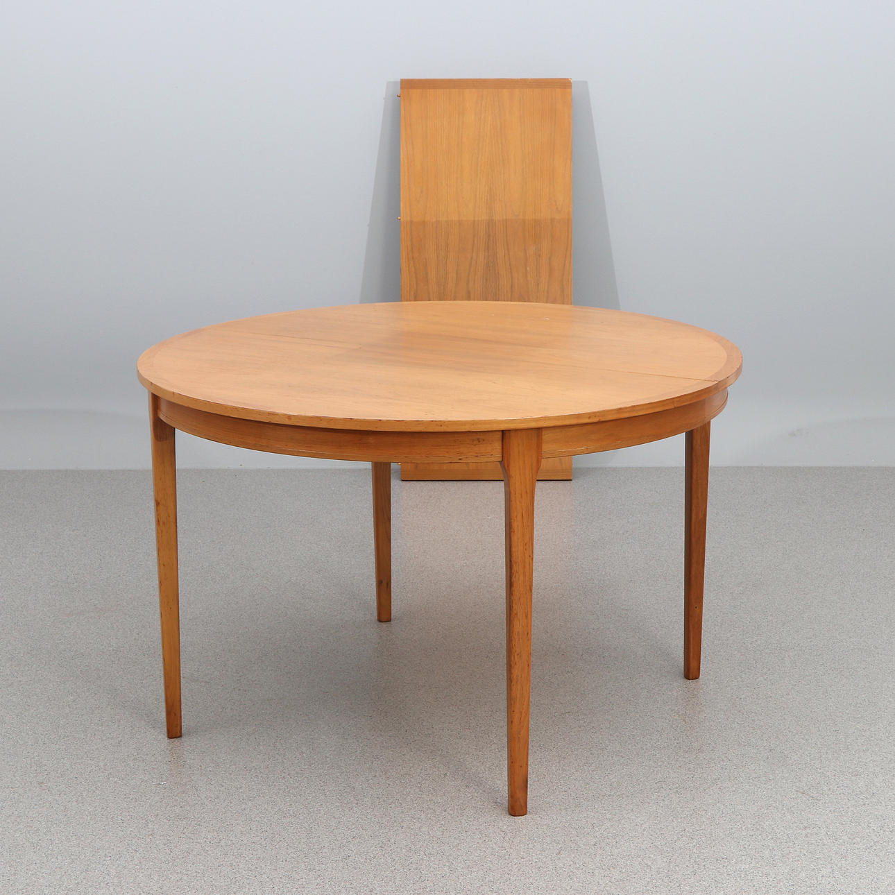 MESA DE COMEDOR. Nuez. Década de 1960.