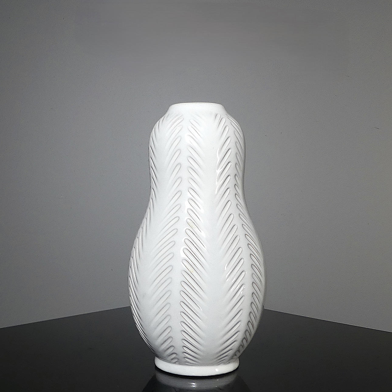 ANNA-LISA THOMSON. vas, Upsala Ekeby.