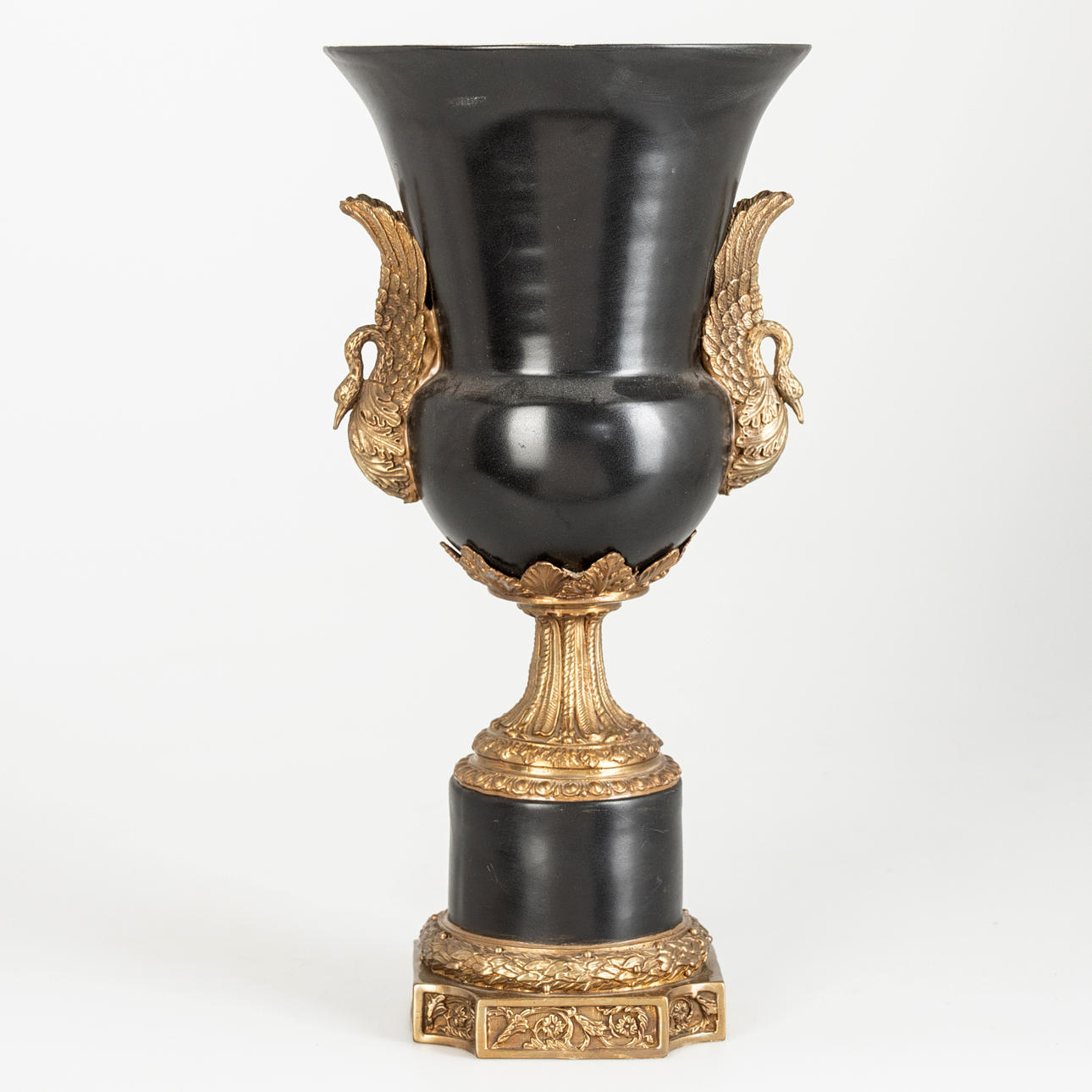 Große Balustervase auf rundem Postament, Ende 20.Jh.
