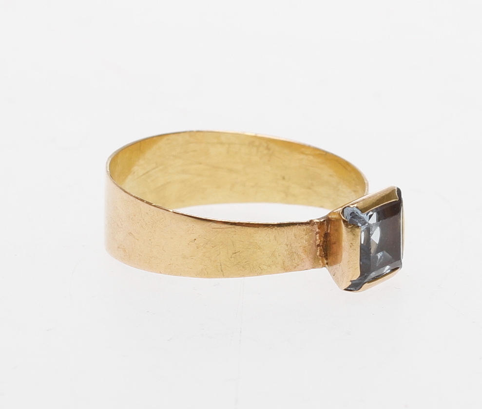 RING, 18k guld, Bengt Hallberg, Köping, 1968, vikt ca 1,8 gram.