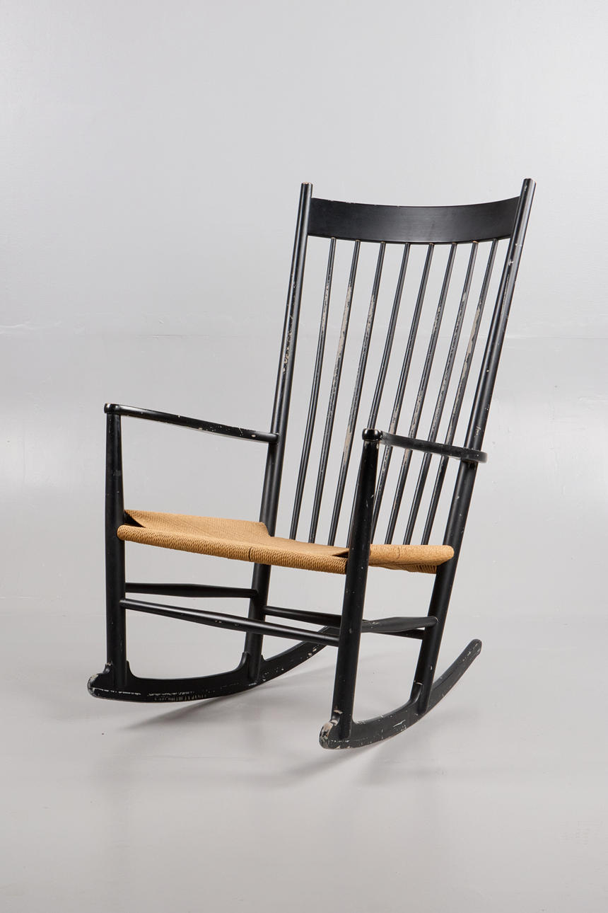 HANS J WEGNER. Gyngestol, model 'J16', sortlakeret.