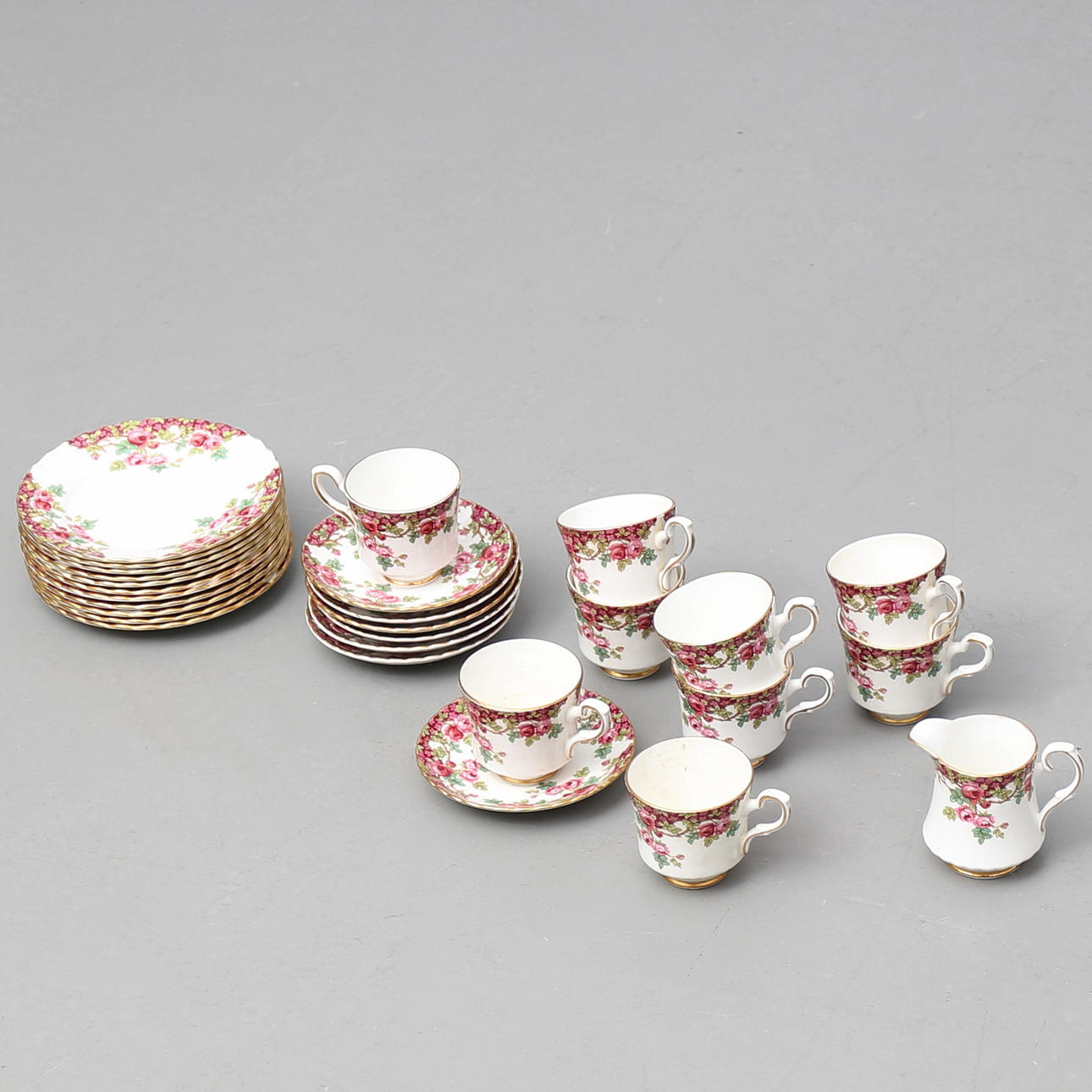 KAFFESERVIS i benporslin, 28 delar "Olde English Garden" Royal Stafford.