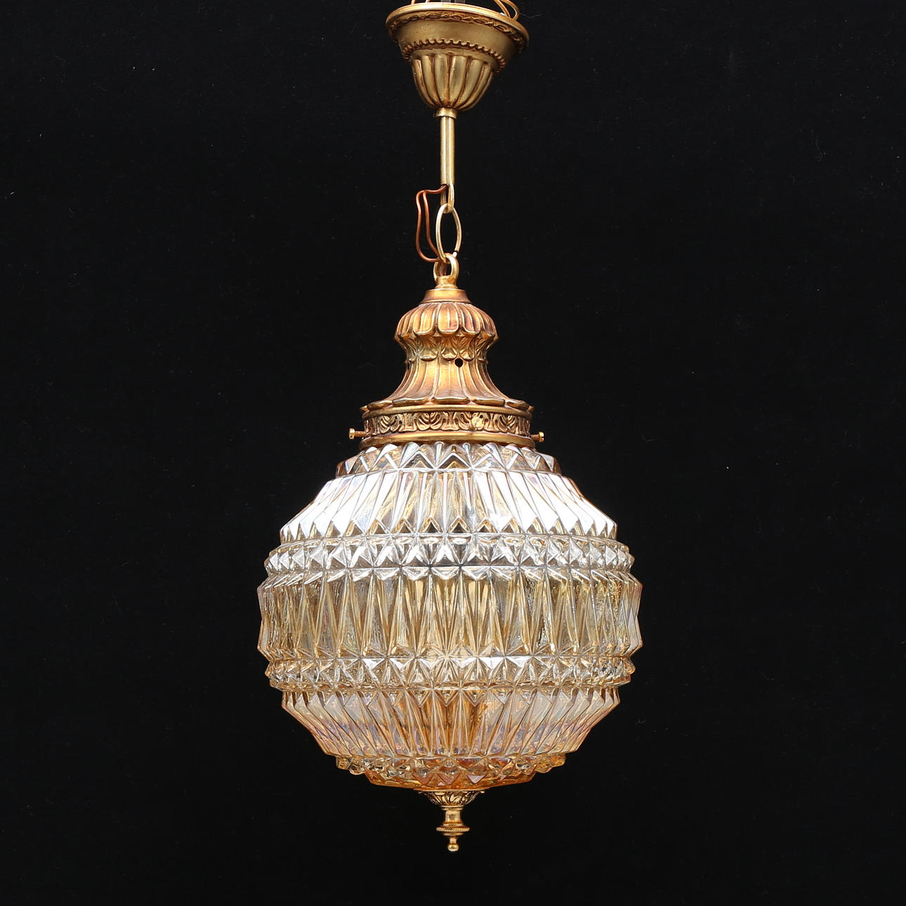 TAKLAMPA, glas, 1900-talets andra hälft.