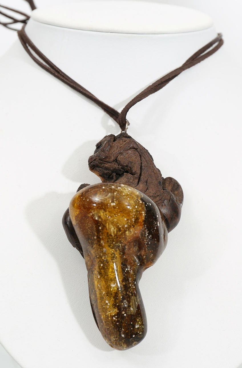 COLLIER, läder, trä och bärnsten, 1900-2000-tal.