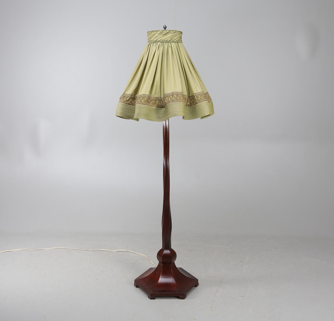 GOLVLAMPA, 1900-talets första hälft.