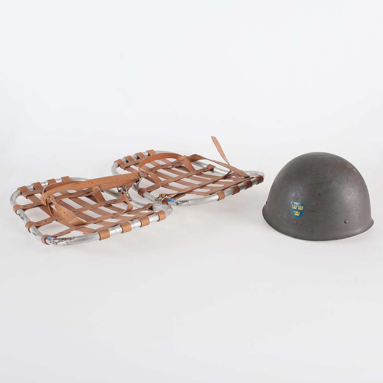 MILITÄR HJÄLM SAMT SNÖSKOR.