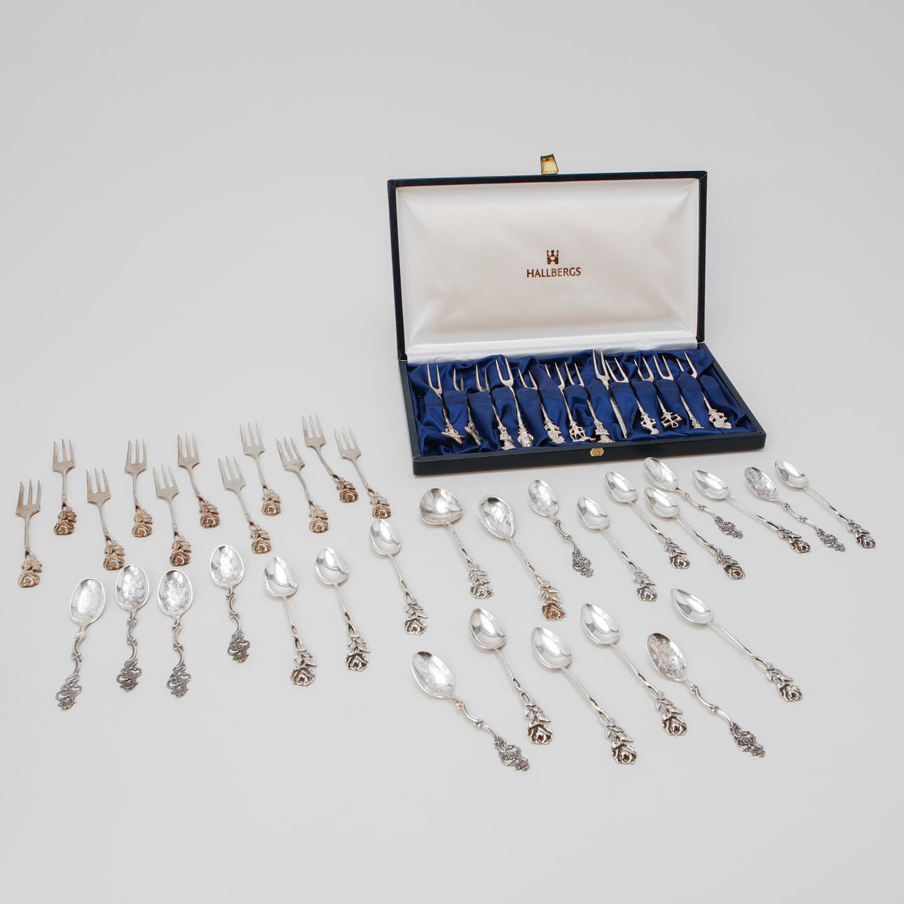 SILVER, 46 pieces, weight approx. 550 grams.