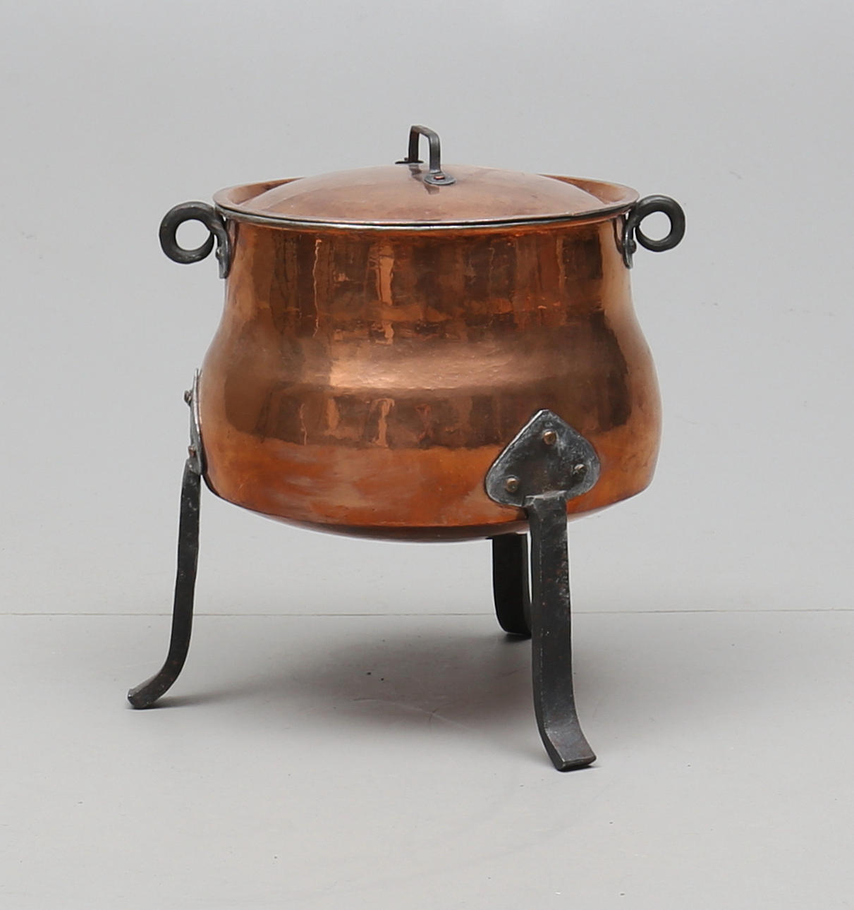KOPPARKITELL med LOCK på tre ben, 1800/1900-tal.
