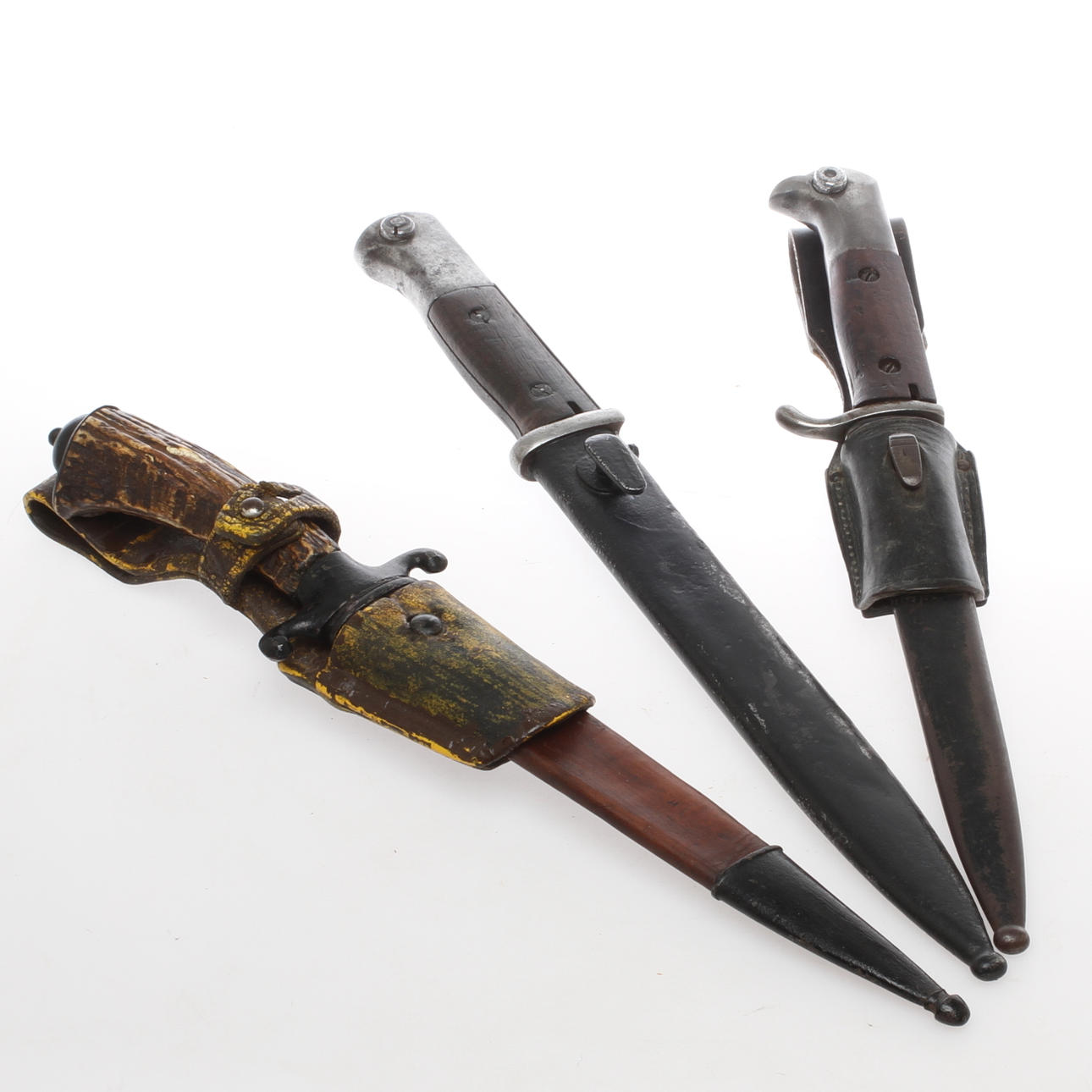 BAJONETTER, 2 st, tyska, bla m 84-98, samt KNIV, sk Kampfmesser.