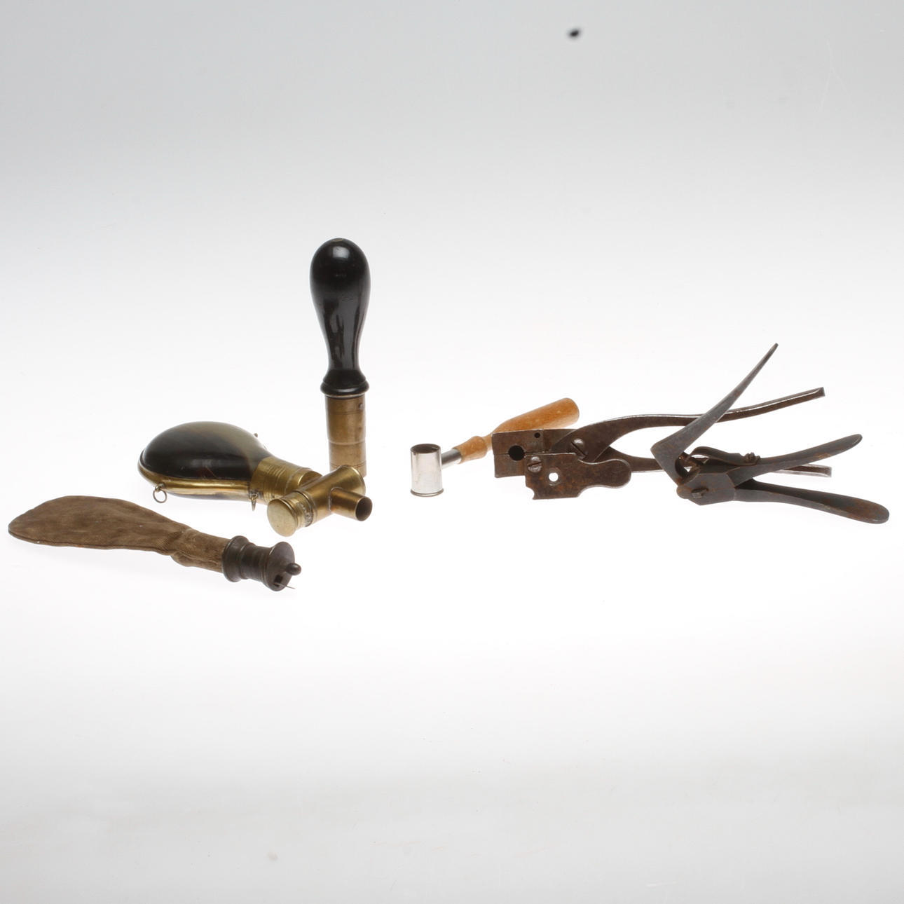 KULTÅNG, KRUTHORN och LADDTILLBEHÖR. 6 delar. 18/1900-tal.