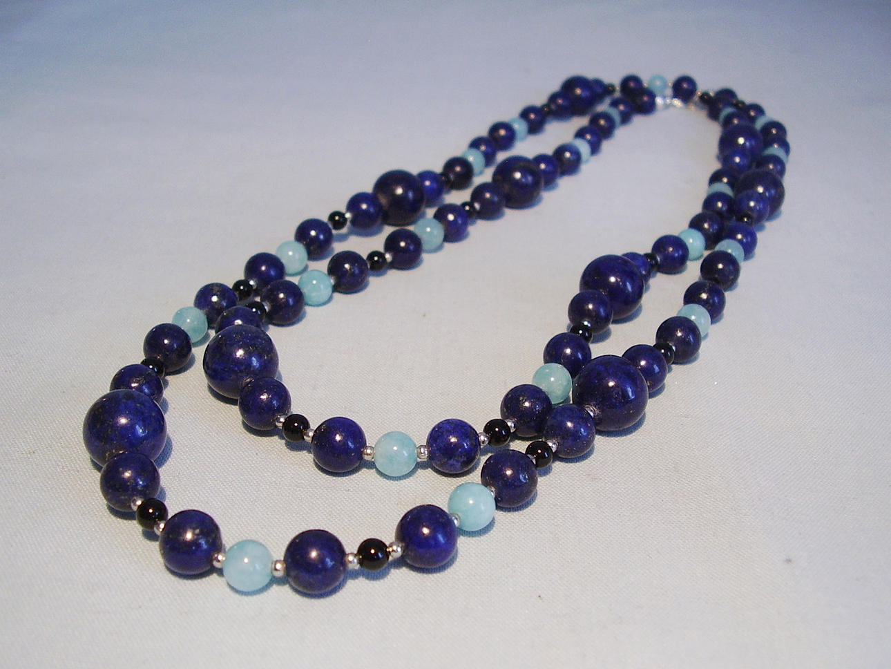 LAPIS LAZULI HALSBAND MED AKVAMARIN silver 925 längd 100 cm.