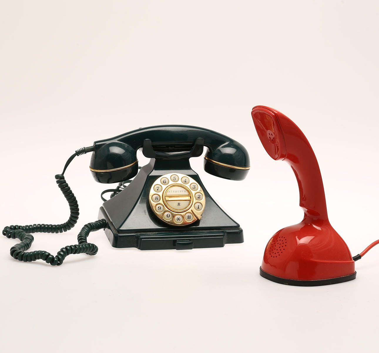 TELEFONER, 2 st bland annat kobratelefon.