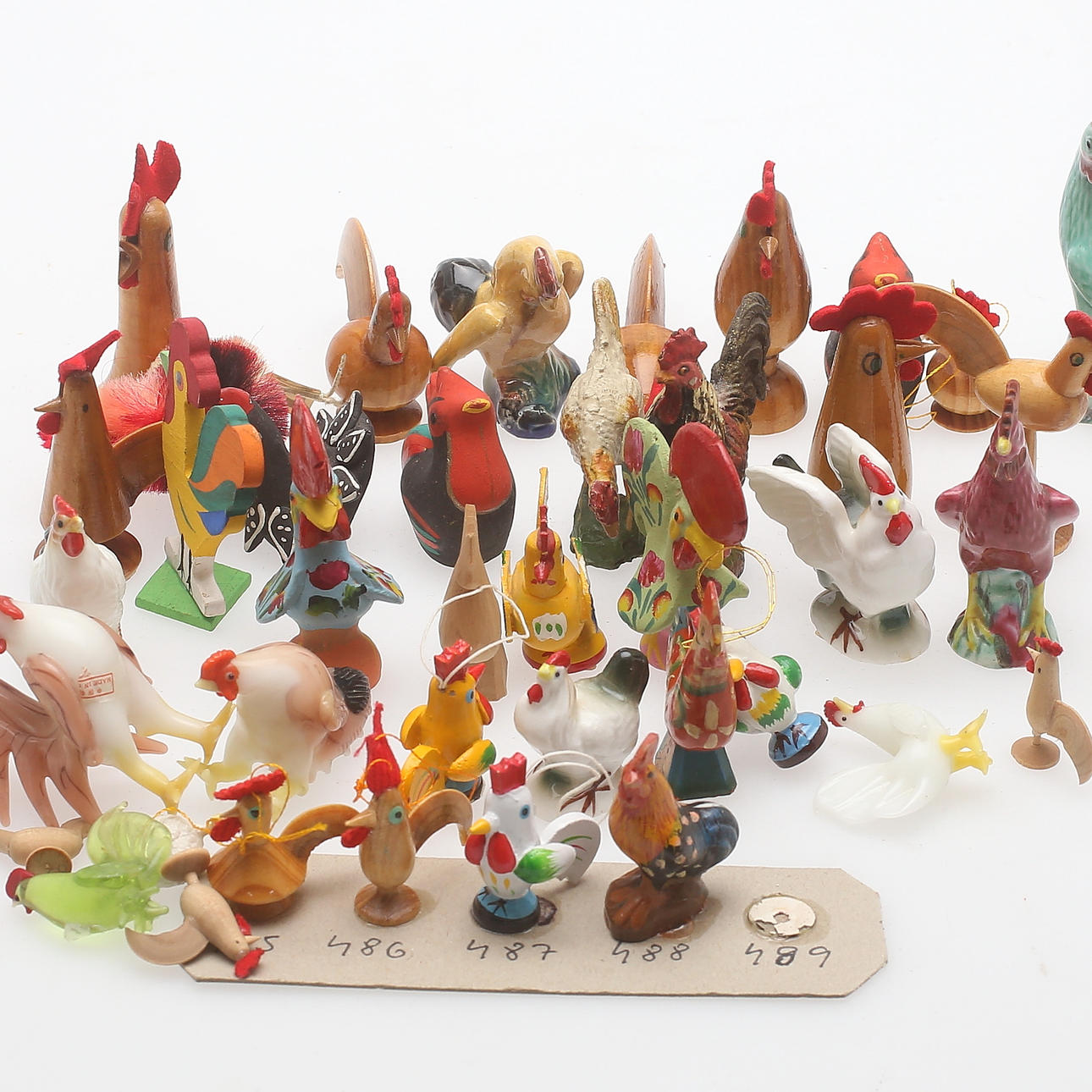 MINIATYRTUPPAR, ca 40 st, trä/keramik/glas, med mera, 1900-tal.