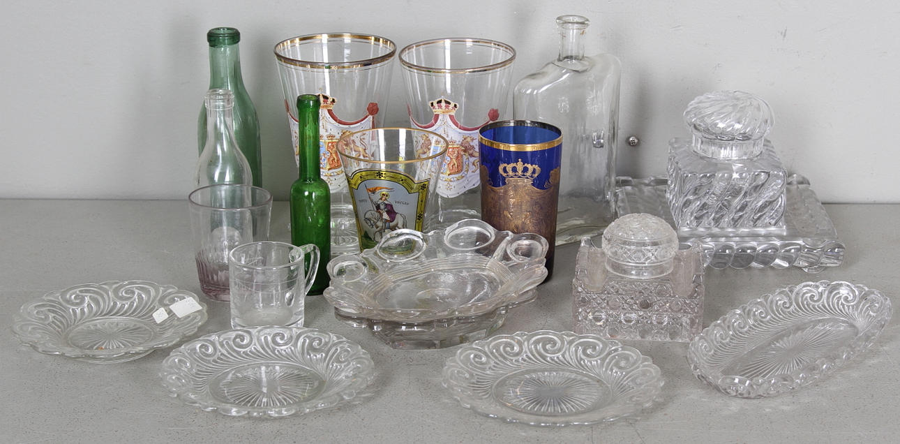 GLASFÖREMÅL, 18 delar, 1800-1900-tal.