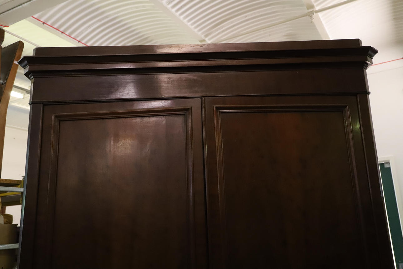 ETT FRANSKT PLOMMONPUDDING MAHOGNY DUBBELDÖRRSKÅP.