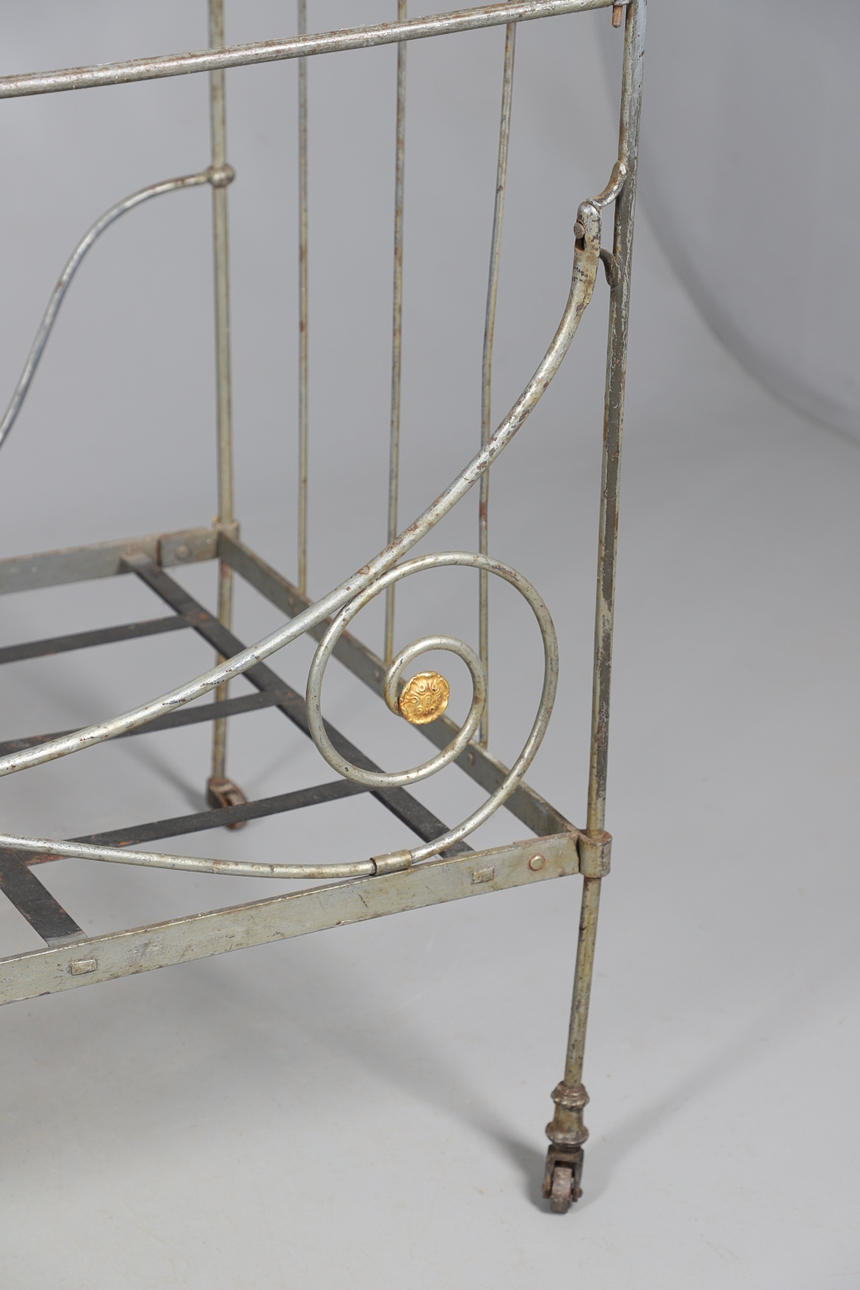 UN DIVÁN FRANCÉS DE HIERRO FORJADO.