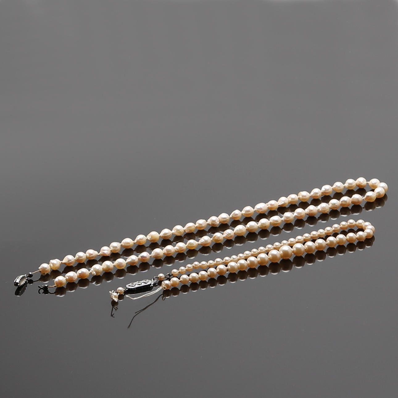 PÄRLCOLLIER 2 st, odlade pärlor med silverlås.