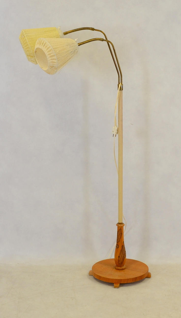 GOLVLAMPA, 2-armad, mässing/trä, 1900-talets mitt.