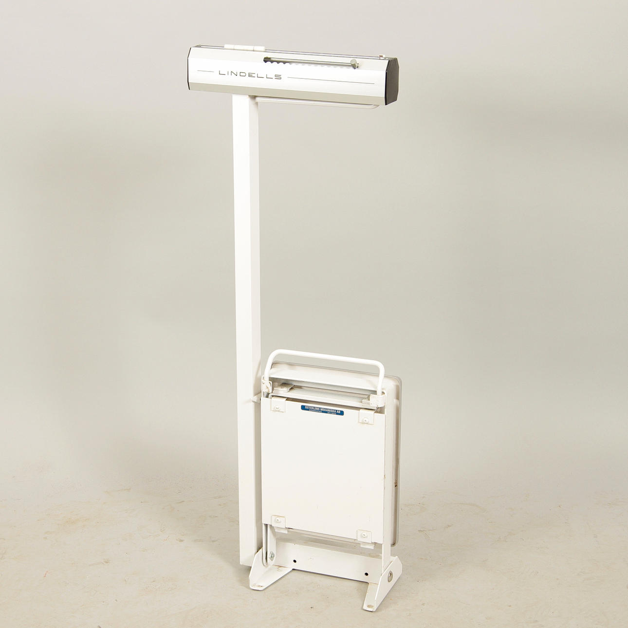 Våg, Lindells, vitmålad.