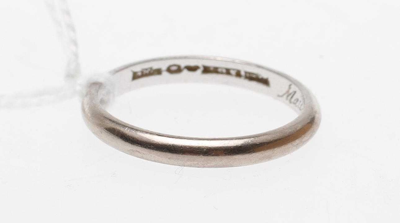 RING, 18k guld, vikt ca 4,8 gr.
