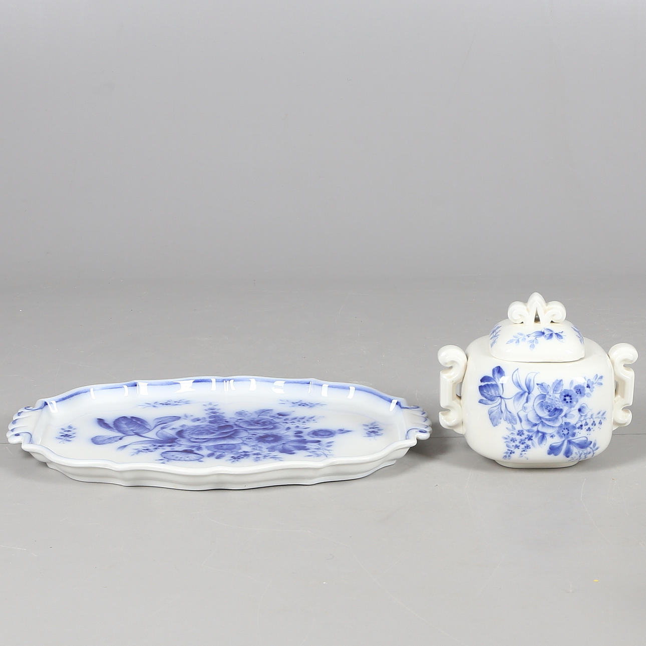 LOCKSKÅL samt BRICKA, Arthur Percy, Gefle, flintgods, 1900-tal.