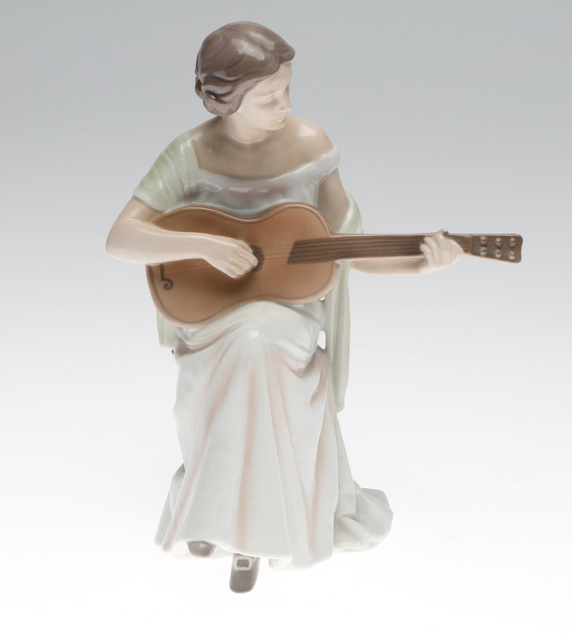 FIGURIN, porslin, kvinna med gitarr, Bing & Gröndahl, 1900-tal.