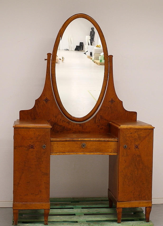 SPEGELBYRÅ, masurträ, 1900-talets början.