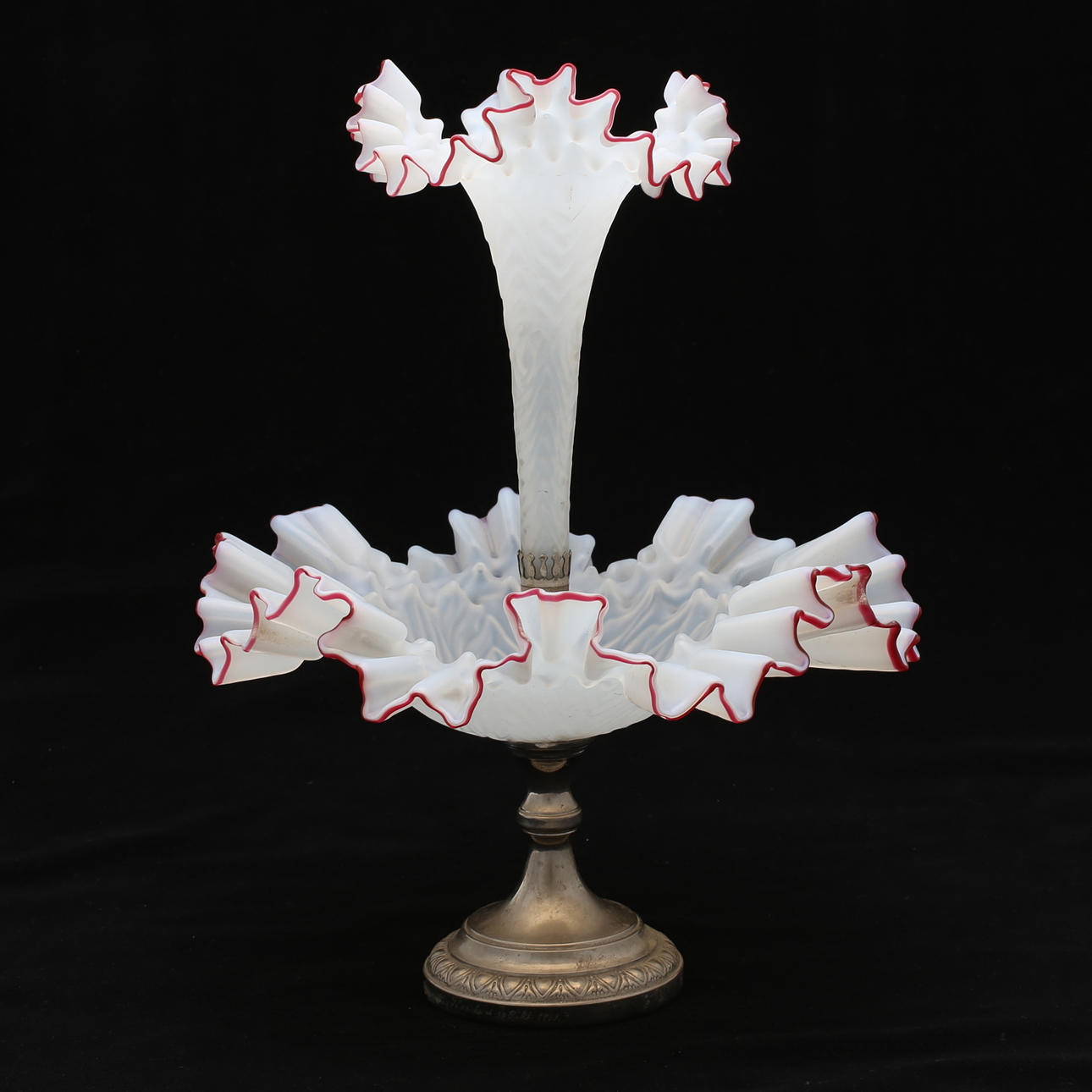 STRUTVAS, veckad glasvas och skål på nickelfot.