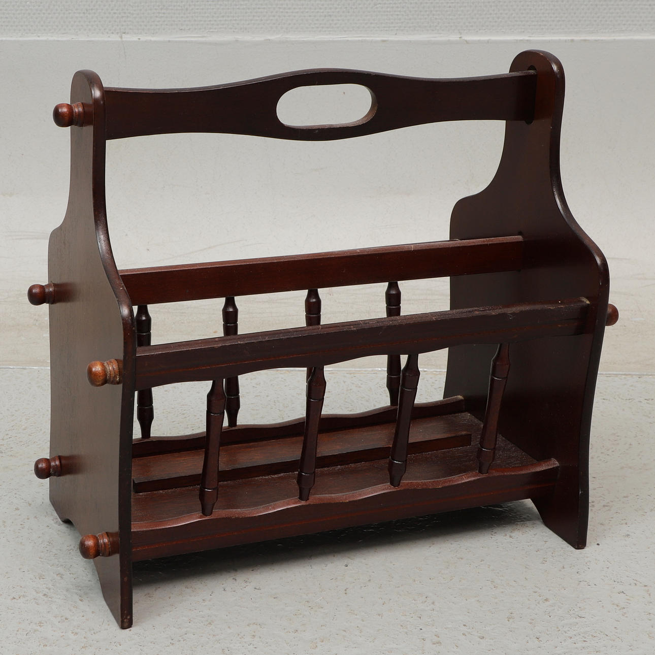 TIDNINGSSTÄLL, trä, 1900-tal.