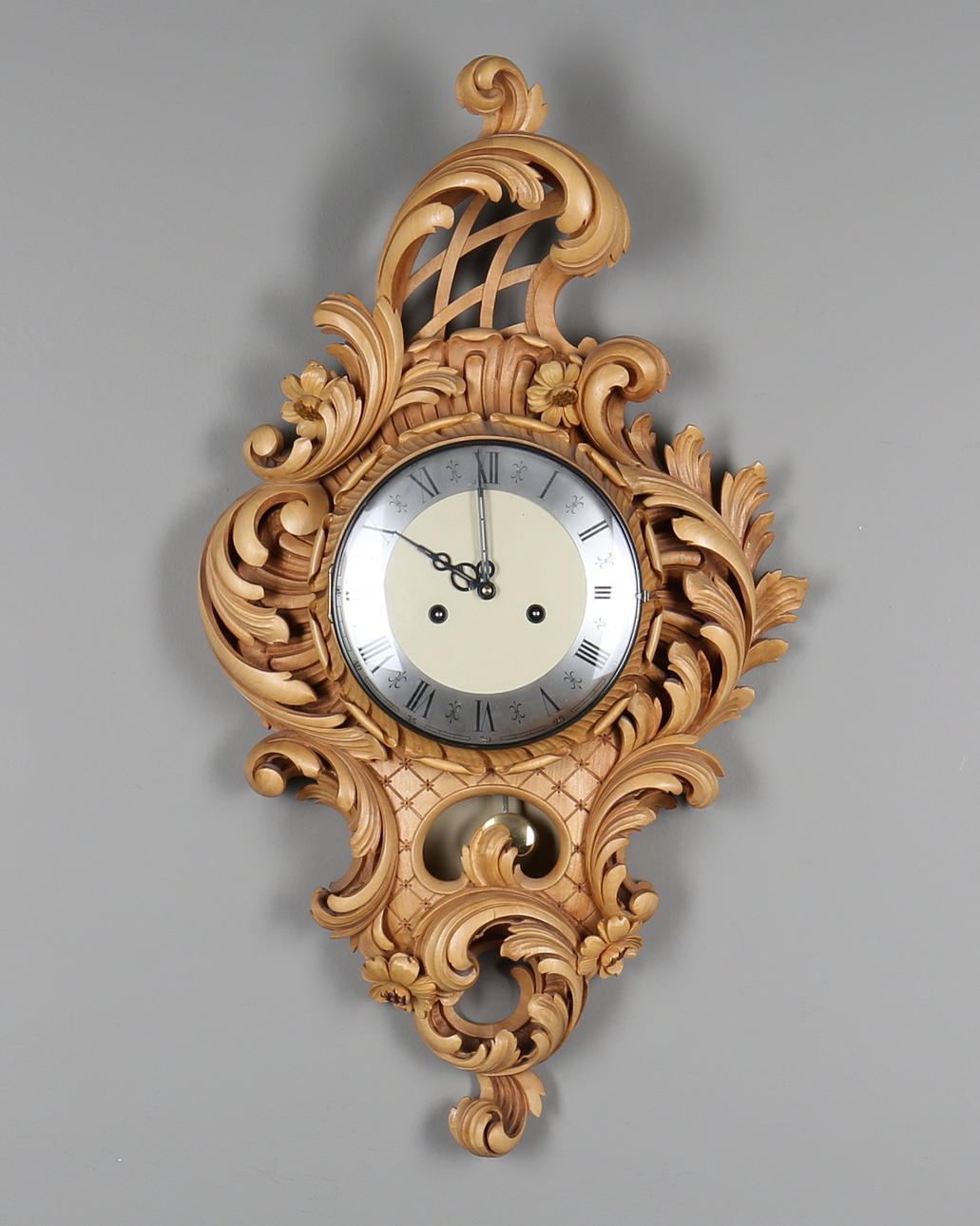 VÄGGPENDYL, fodral i trä av bildhuggaren Lars Broman.