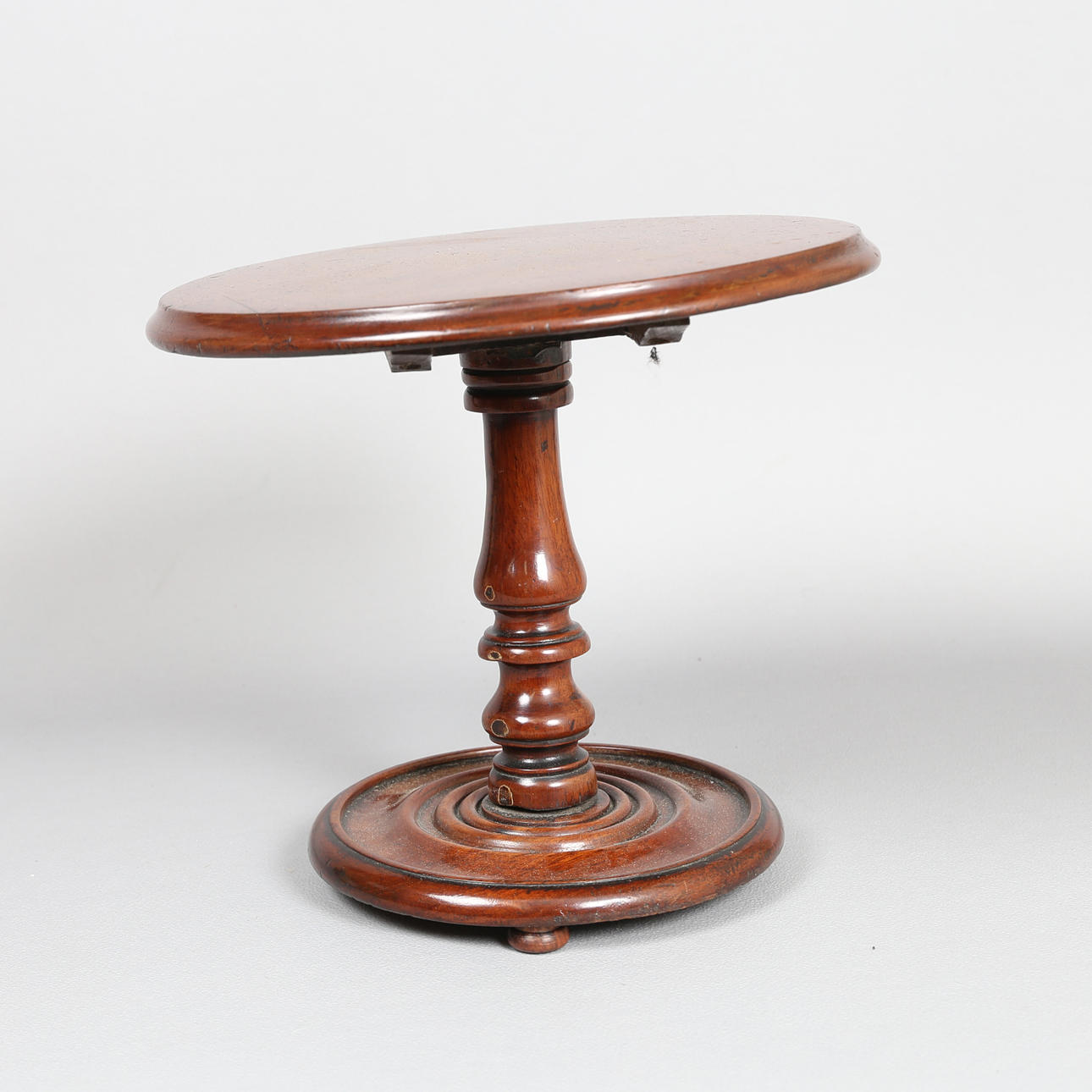 A 19TH CENTURY MAHOGANY APPRENTICE'S TILT TOP TABLE.