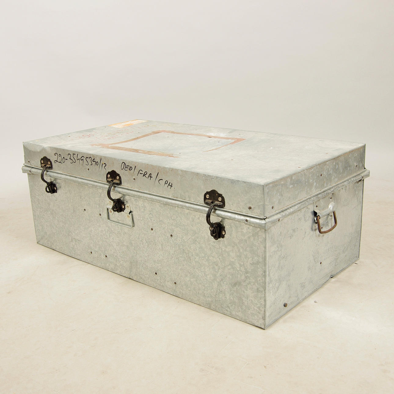 LÅDA MED LOCK, zink med smidesbeslag.