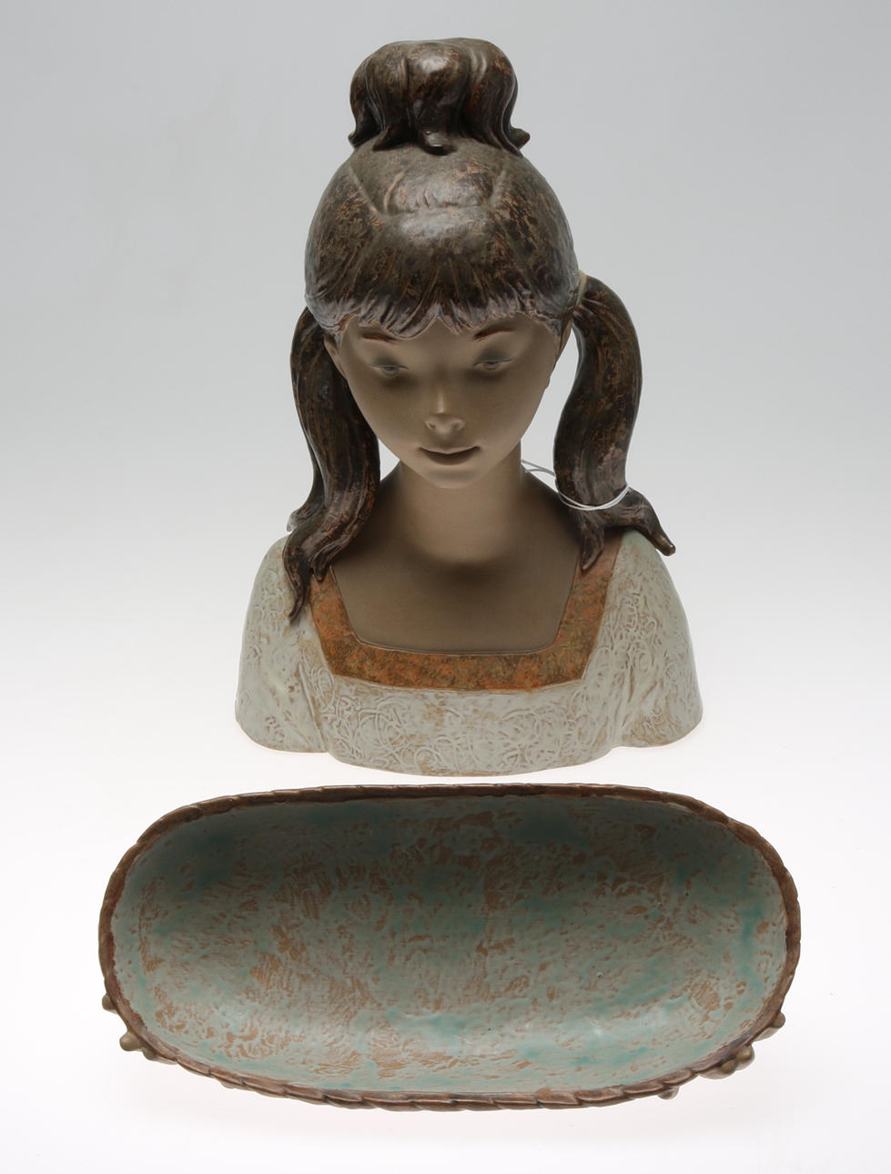 FIGURIN med FAT, 2 delar, keramik, flicka med tvättfat, Lladro, 1900-tal.