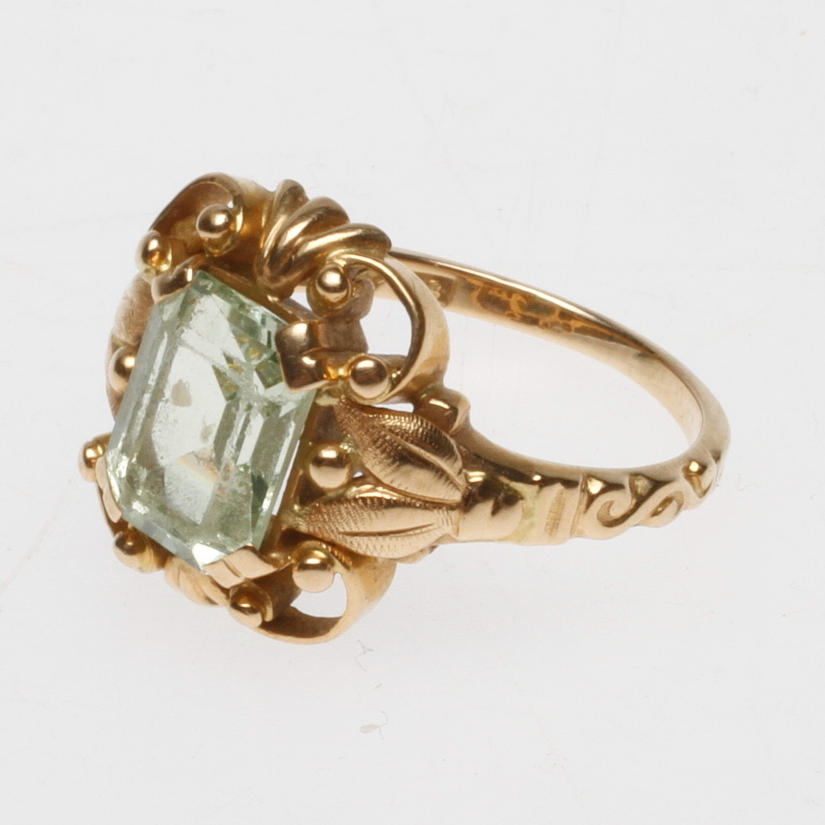 RING MED STEN, 18k guld, total vikt ca 4,6 gr.