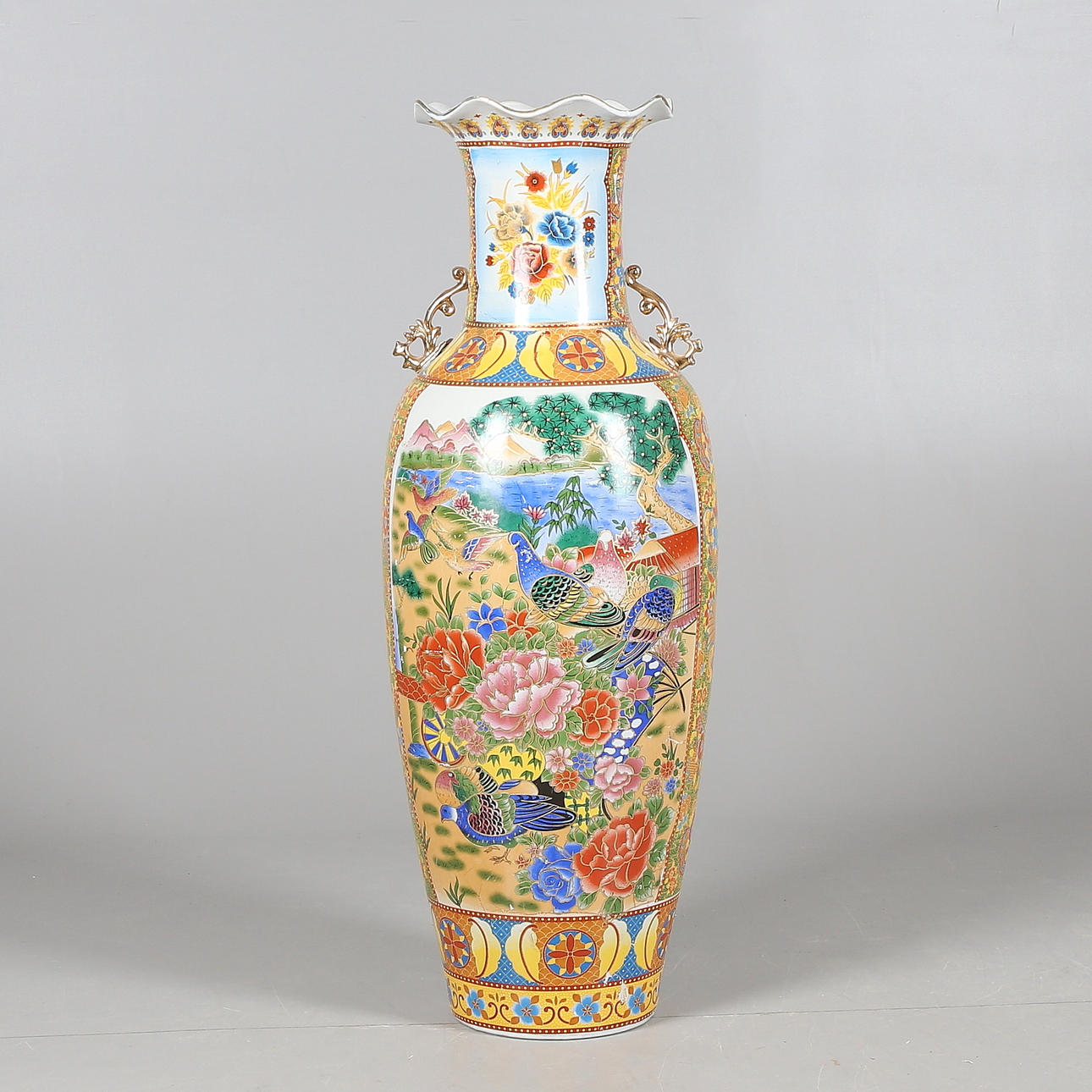 GOLVVAS, japansk satsuma-stil, troligen kinesisk, sent 1900-tal.