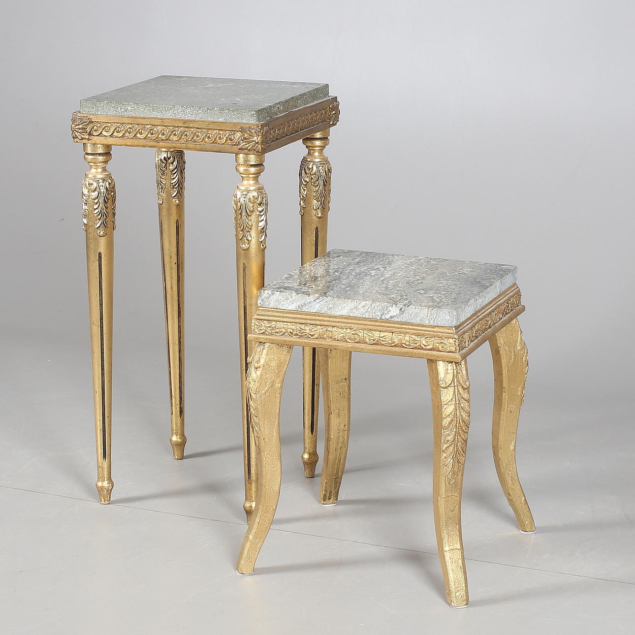 PIEDESTALER, 2 st, förgyllda träunderreden, med marmorskivor, 1900-talets första hälft.