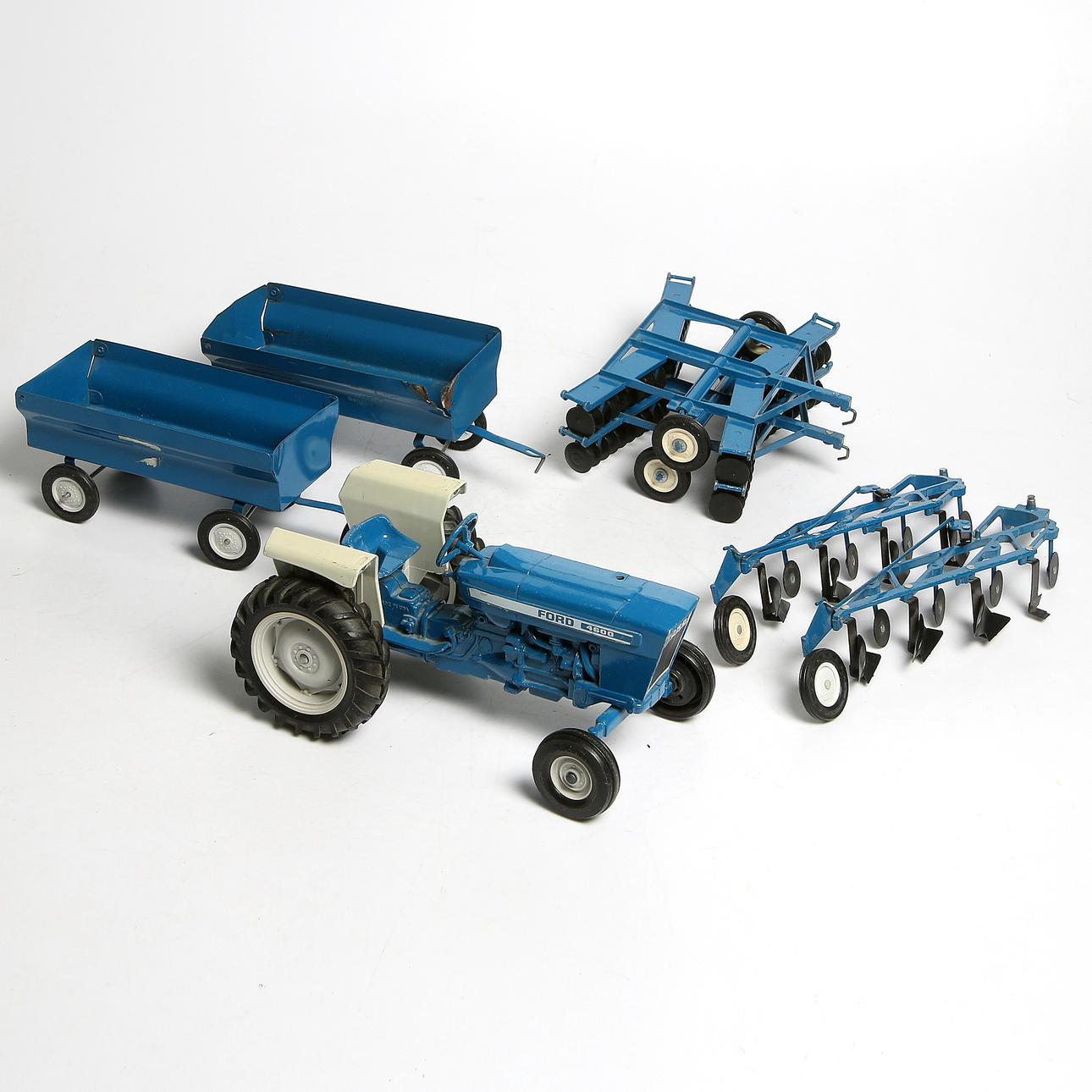 MODELLTRAKTOR med TILLBEHÖR, 7 delar, plåt. Ertl Ford 4600. USA.