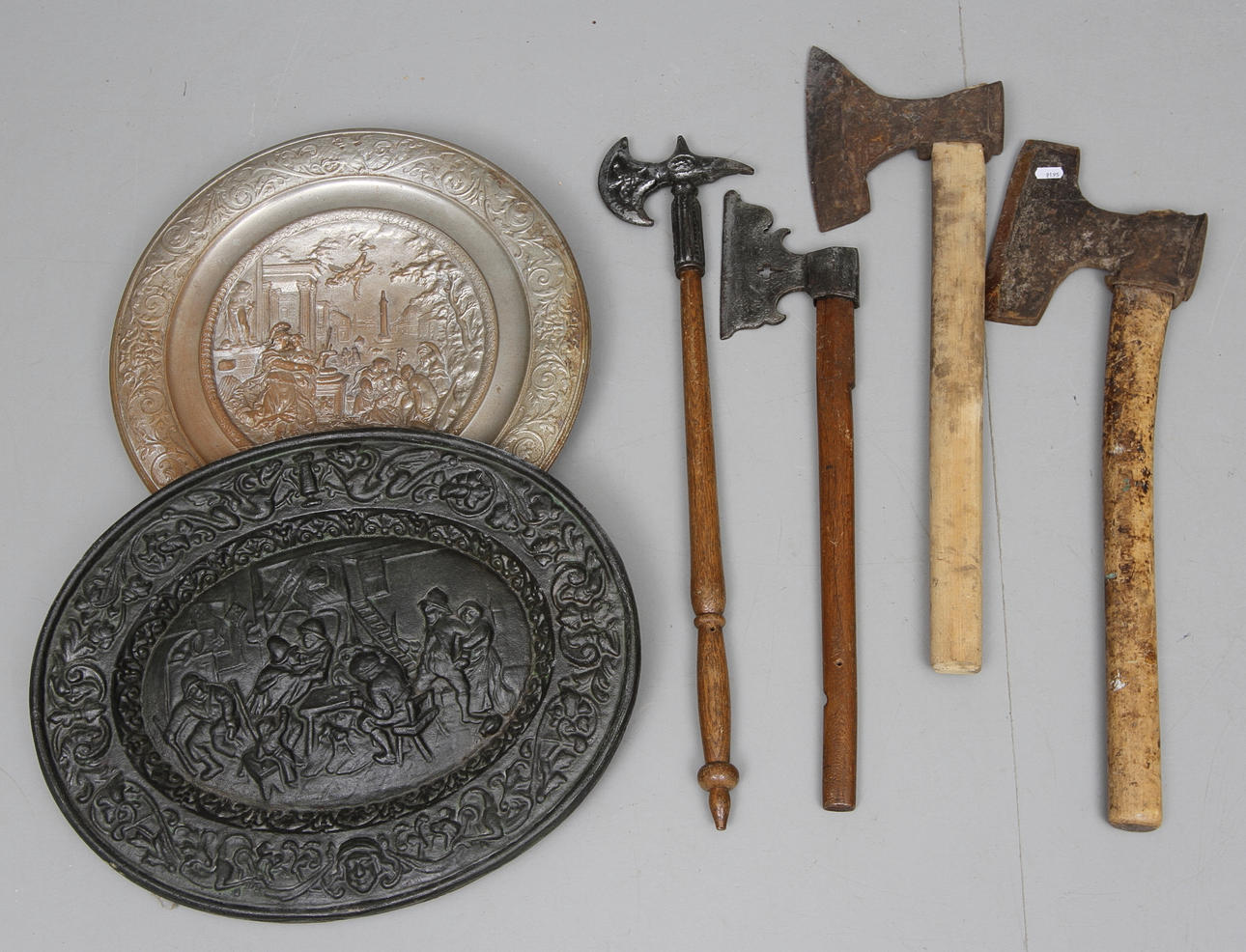 VÄGGSKÖLDAR, 2 st samt YXOR/HILLEBARD, 4 st.