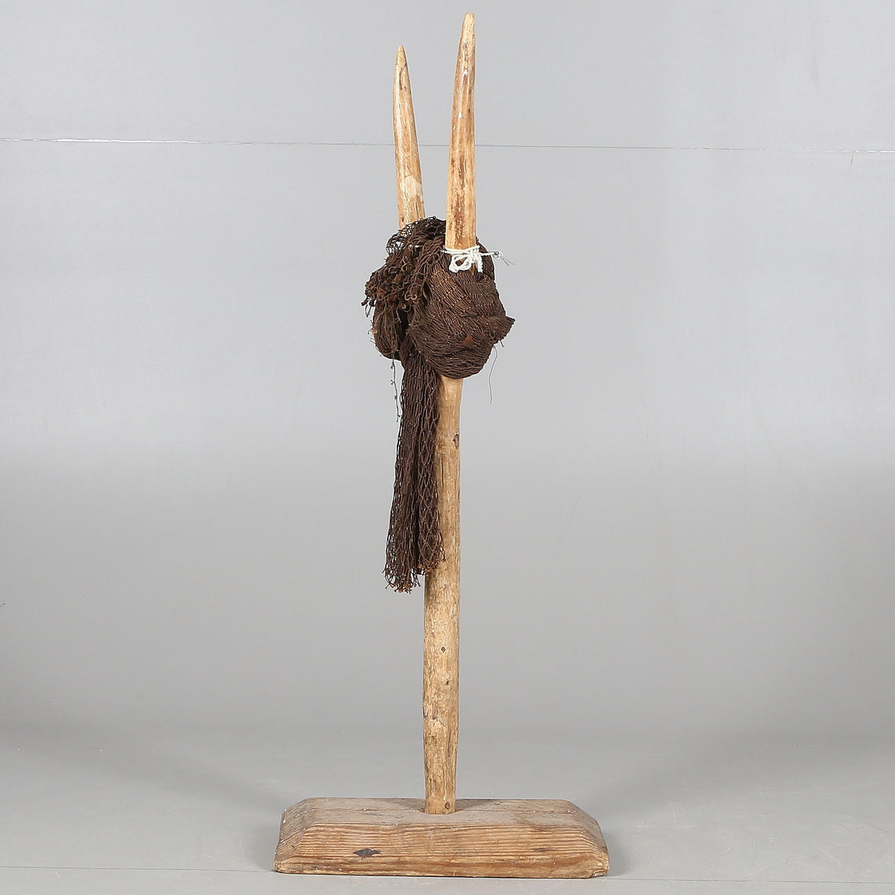 FISKENÄT samt HÅLLARE, modell äldre, allmoge, troligen 1800-tal.