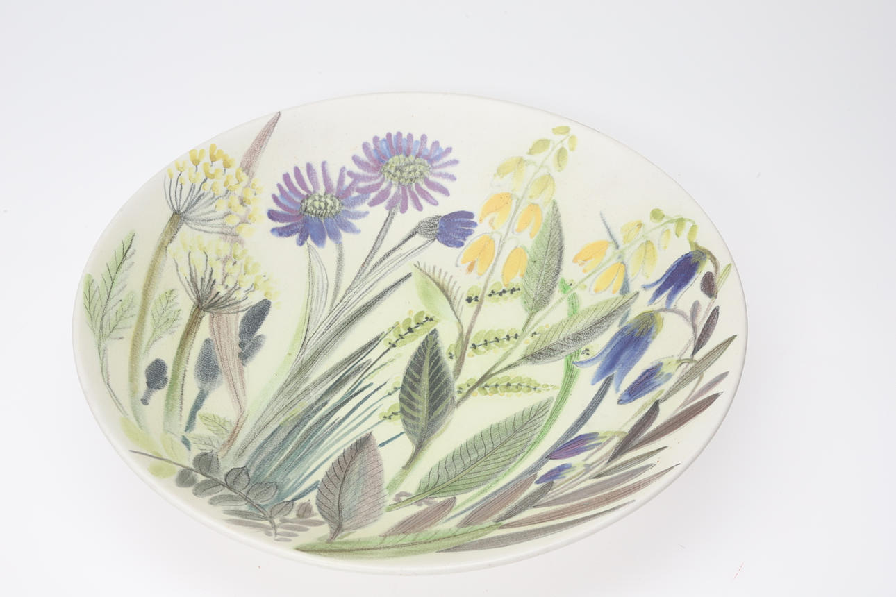 CARL-HARRY STÅLHANE. GROSSE SCHALE, Steinzeug, bemalter Blumenschmuck.