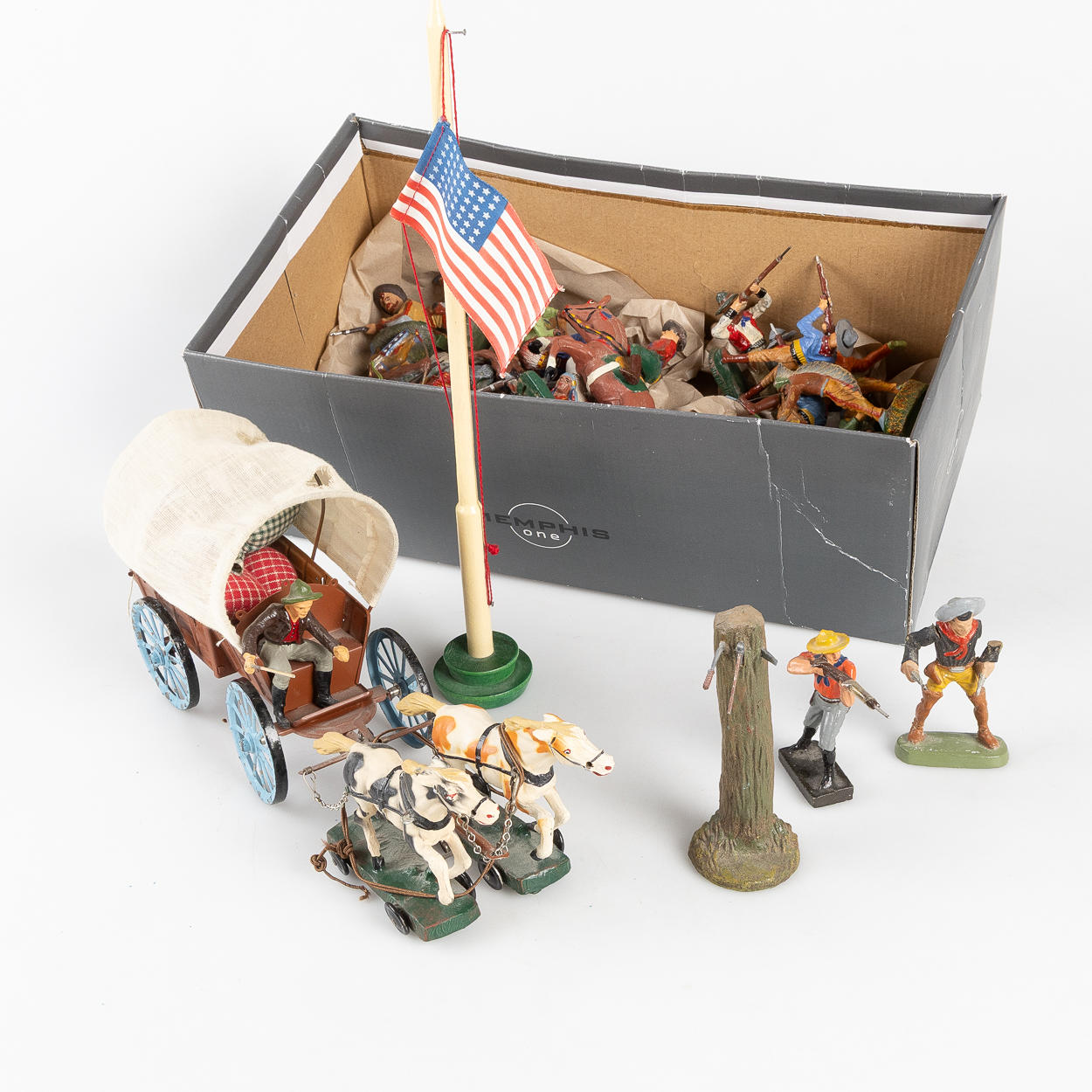 FIGUREN, 32 Stück, überwiegend Cowboys/Indianer, u.a. Elastolin, Krolyn.