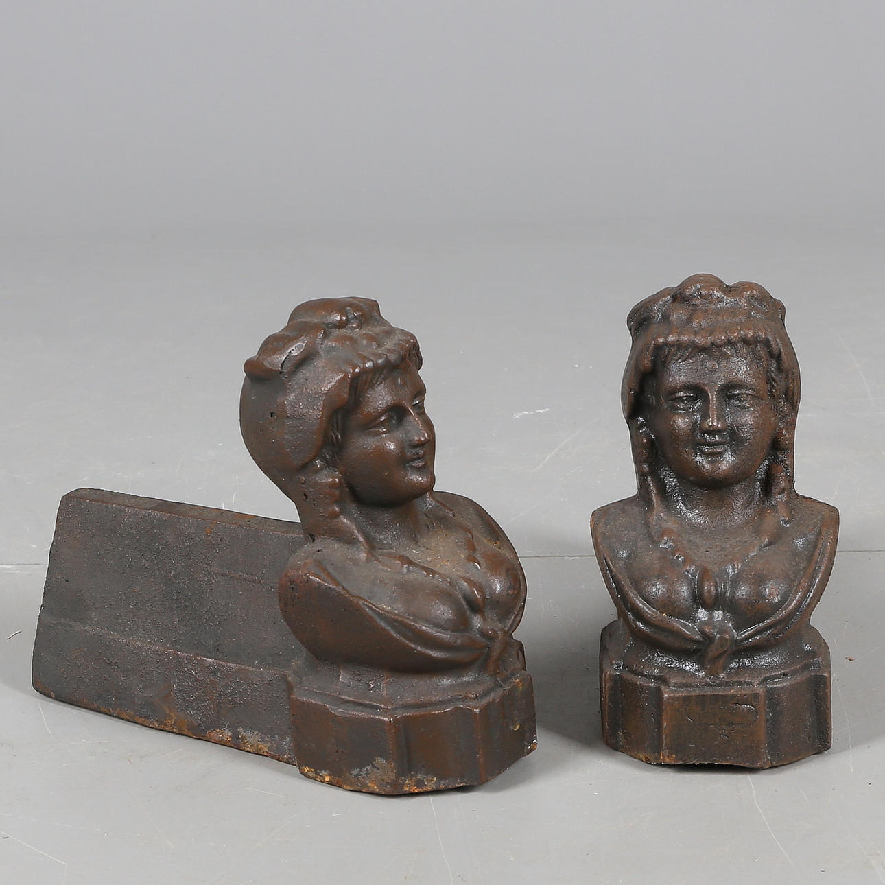 ELDHUNDAR, ett par, gjutjärn, samtida.