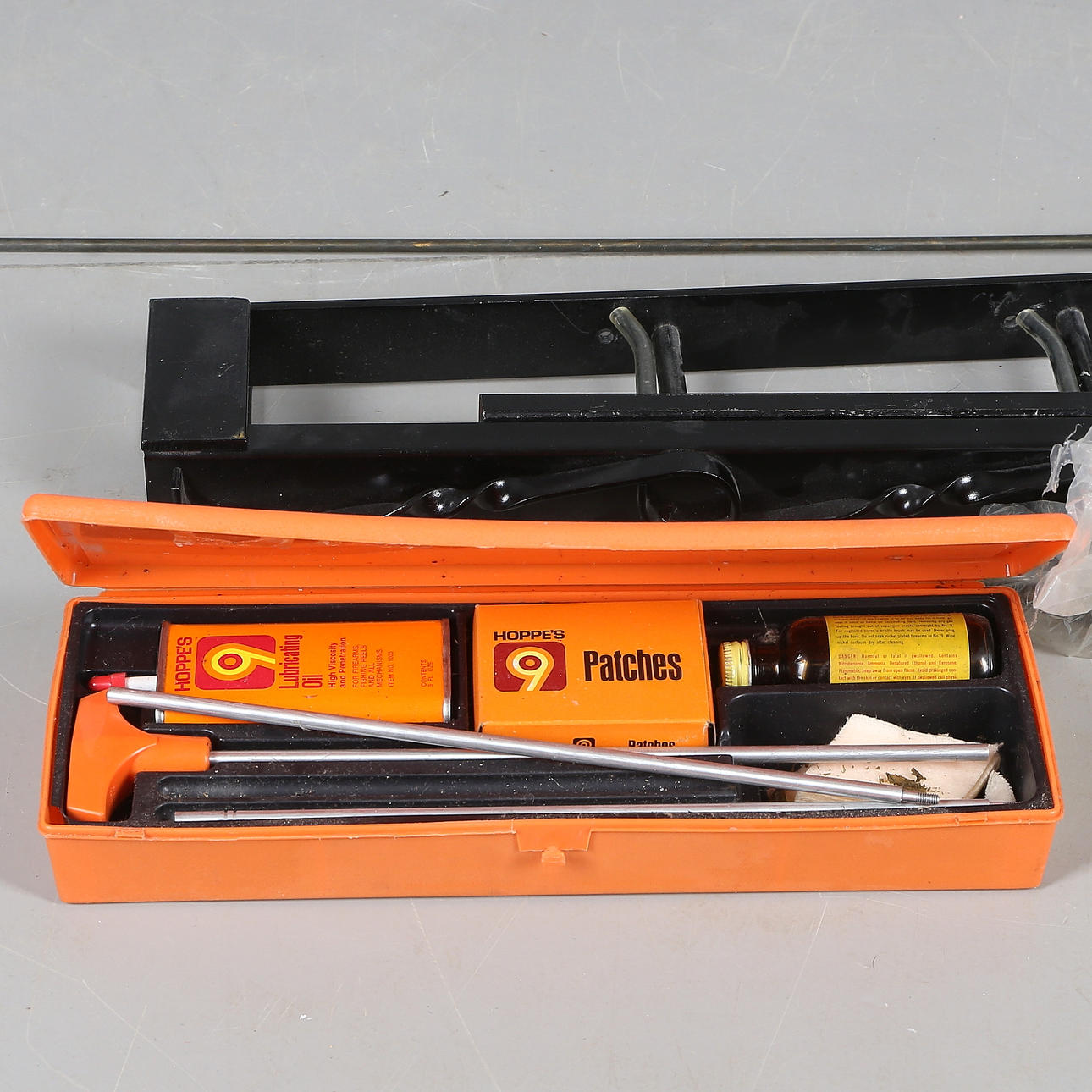 VAPENSTÄLL, för väggmontering, samt VAPENRENGÖRINGSKIT, 1900-talets andra hälft.