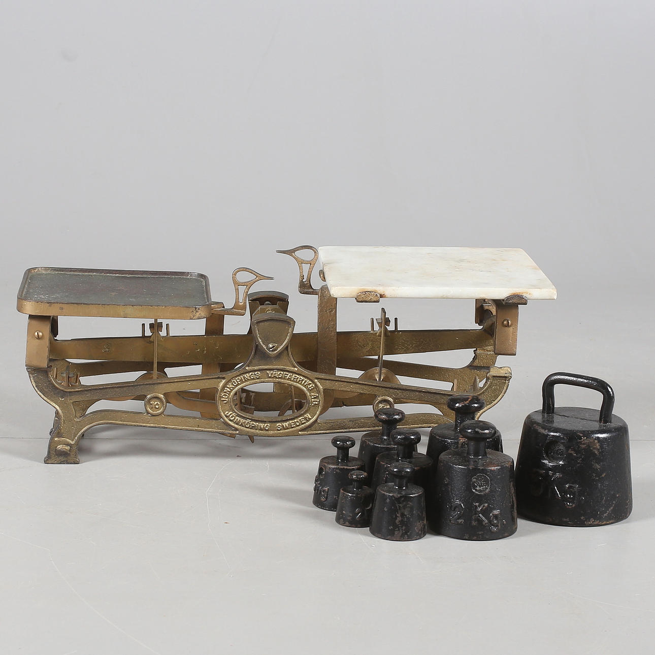 VÅG, gjutjärn, med marmorskiva, ca år 1900.