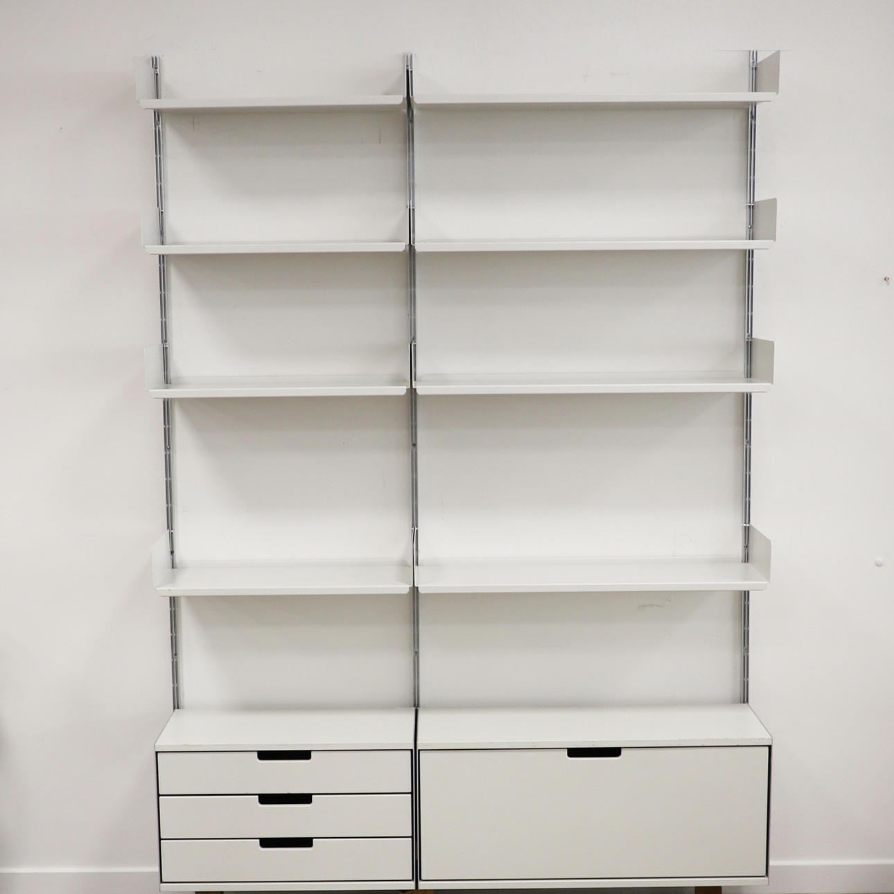 VITSOE - WALL MOUNTED MODULAR SHELVING UNIT.